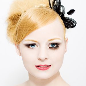 photographie d'une Femme maquillée et coiffée de façon professionelle