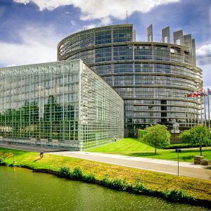 photographie d'architecture le parlement de Strasbourg, image estivale, avec un ciel bleu