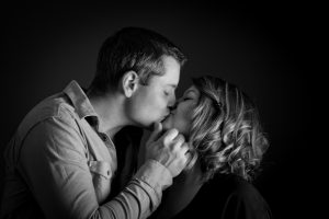 photographie d'un couple s'embrassant en noir et blanc