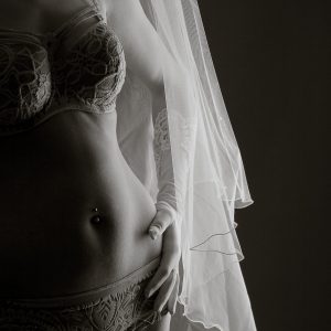 photographie de lingerie, en clair obscur, main ganté sur la hanche et voile blanc
